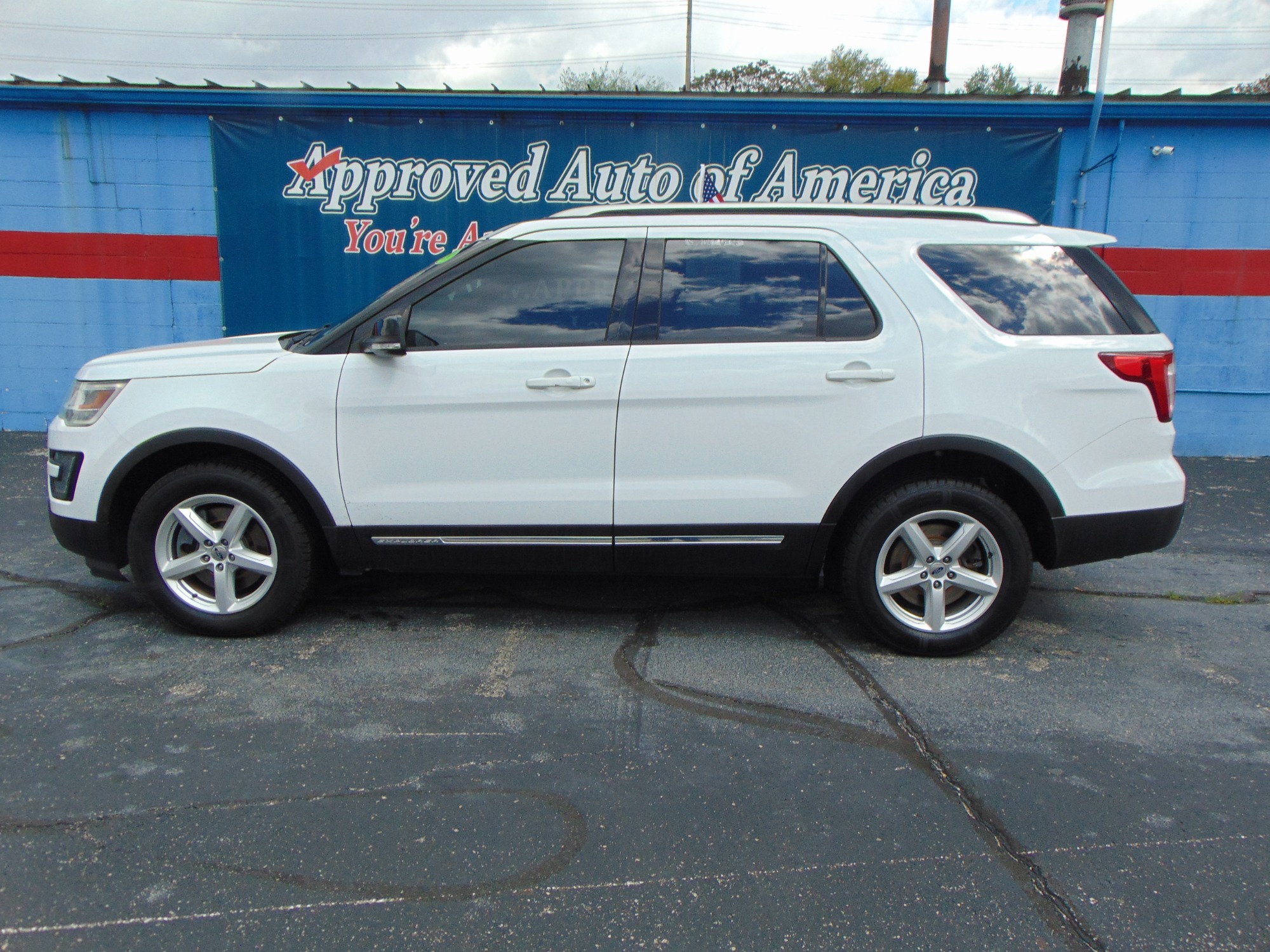 photo of 2016 Ford Explorer XLT 4WD